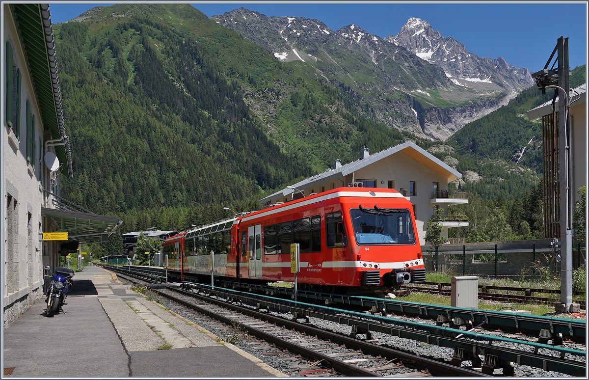 Der SNCF Z 850 N° 54 (94 87 0001 858-3 F-SNCF) beim Halt in Argentière. 

7. Juli 2020 