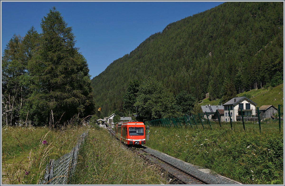 Der SNCF Z 850 N° 52 (94 87 0001 854-2F-SNCF) hat vor Kurzem den im Hintergrund zu erkennenden Bahnhof von Vallorcine verlassen und fährt nun als TER 18988 nach Les Houches. 

7. Juli 2020