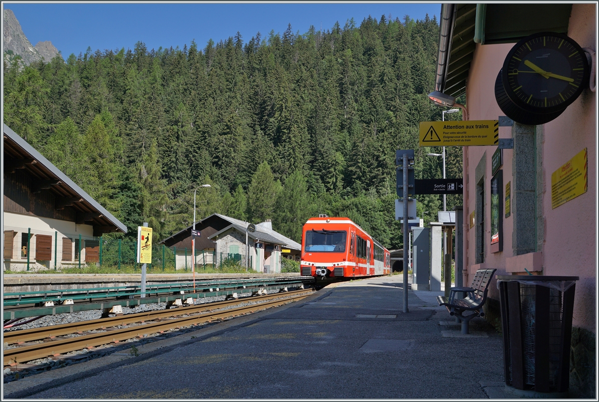 Der SNCF ZRx 1853 (94 87 0001 853-8 F-SNCF) als TER von Vallorcine nach St-Gervais Les Bains Le Fayette erreicht den Bahnhof Montroc Le Planet.

20. Juli 2021 