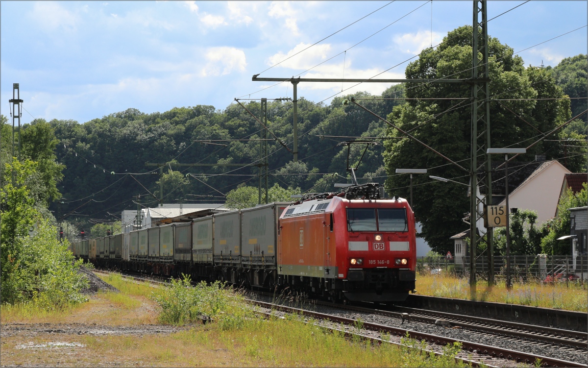 Der Sonnenstand war suboptimal, dennoch wurde der Auslöser gedrückt als 185 146 mit Ambrogio am 07.06.20 durch Brachbach fuhr.
