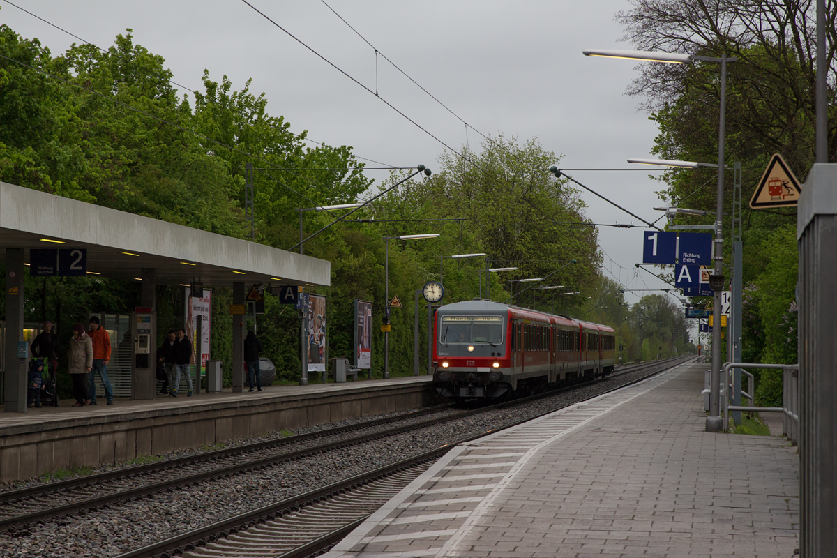 Der Sonntag, es ist der 07. Mai 2017, fällt ins Wasser.
Unter der Überdachung eines Fahrradständer-Bereiches am Hp Poing wurde sich im Nieselregen postiert und das Doppel aus 628 432-7 + 584-5 von Mühldorf nach München Hbf fotografiert.