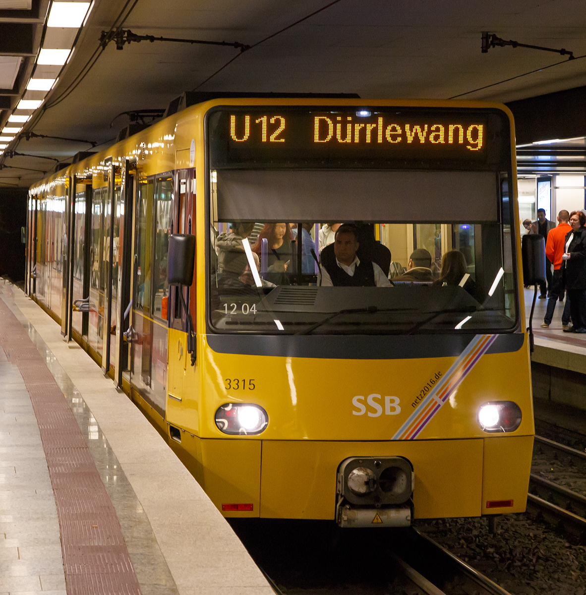 Der SSB 3315/3316 ein Stadtbahn-Doppeltriebwagen vom Typ S-DT 8.10 am 17.06.2016, als Linie U 12 nach Dürrlewang, beim Halt in der Station Hauptbahnhof / Arnulf-Klett-Platz.