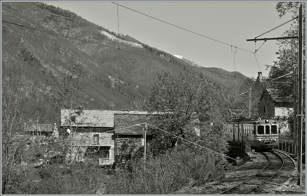 Der SSIF ABe 6/6 N° 34  Piemonte  verlässt Verigo.
15. April 2014