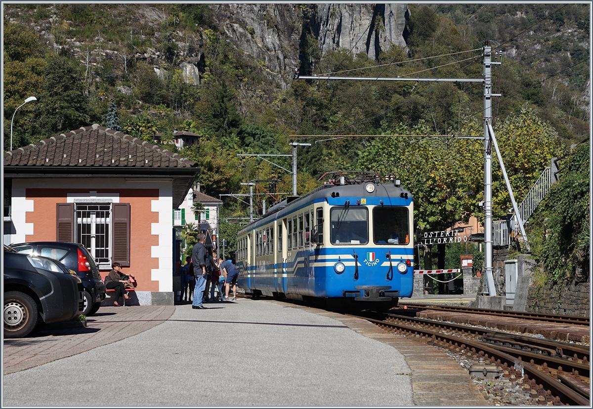 Der SSIF ABe 8/8 22 Ticino als Regionalzug Camedo - Locarno beim Halt in Ponte Brolla.
2. Okt. 2018