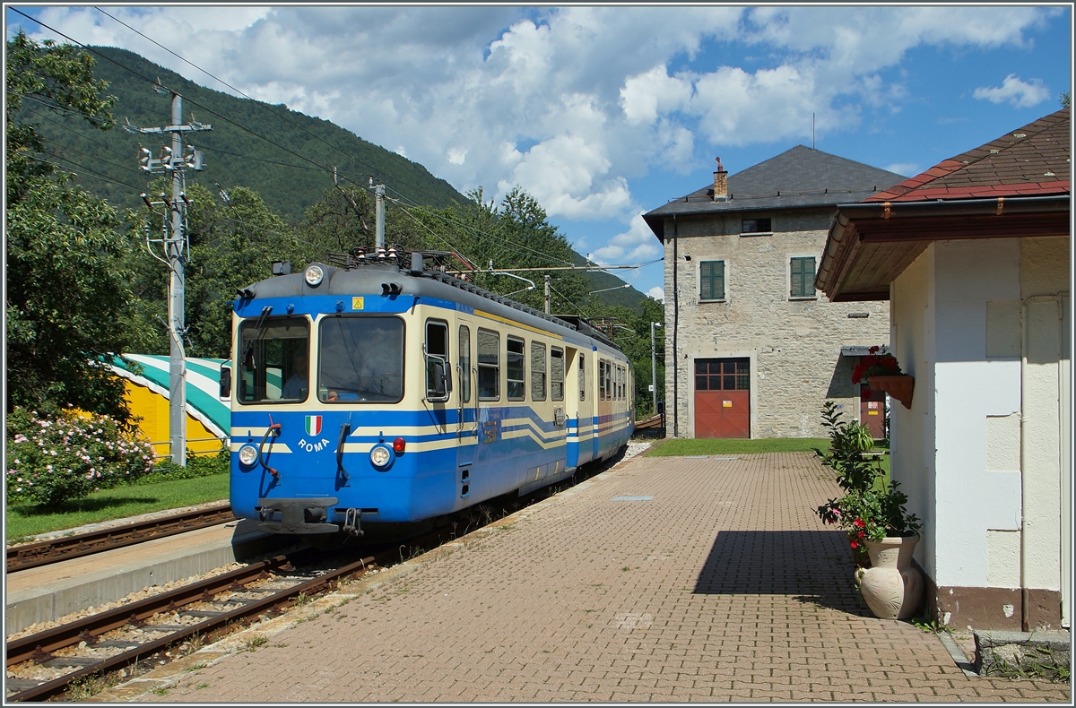 Der SSIF ABe 8/8 N° 21  Roma  erreicht Trontano. 
5. August 2014