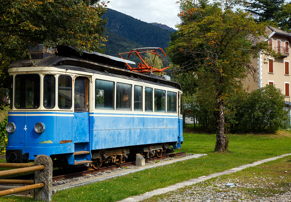 Der SSiF Ce 2/4 Nr.4 Denkmal-Triebwagen (ex FRT, ex TLo, ex.RhSt.Ce 2/4 Nr.11) am 15.09.2017 in Santa Maria Maggiore. 

Der Triebwagen wurde 1911 von MAN/MFO für die Strassenbahn Altstätten–Berneck (RhSt.) als Ce 2/4 Nr.11 gebaut, 1946 wurde er von der Tram Locarno (Tramvie Elettriche Locarnesi (TLo)), zusammen mit dem Triebwagen 12, übernommen. Nach der Einstellung des Trambetriebes Locarno im Jahre 1960 gelangten die beiden Triebwagen Ce 2/4 4 und Ce 2/4 5 zur SSIF nach Domodossola. Der Triebwagen 4 ist seit den Neunzigerjahren beim Bahnhof Santa Maria Maggiore als Denkmal aufgestellt und der Triebwagen 5 wurde vom Museum Ogliari in Ranco übernommen.  SSIF ist die Abkürzung der Società subalpina di imprese ferroviarie,die sich auch Ferrovia Vigezzina nennt. 