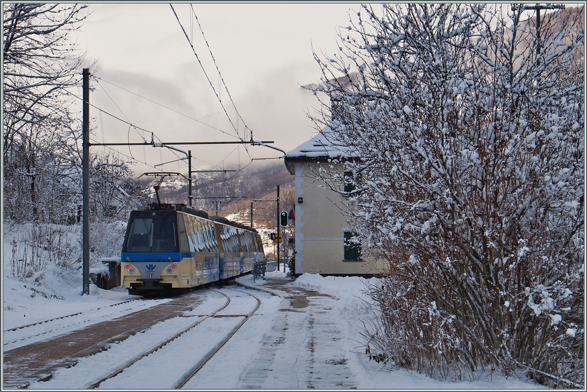 Der SSIF Ferrovia Vigezzina Treno Panoramico D 40 P auf der Fahrt von Locarno nach Domodossola bei der Durchfahrt in Gagnone-Orcesco .
8. Jan. 2016