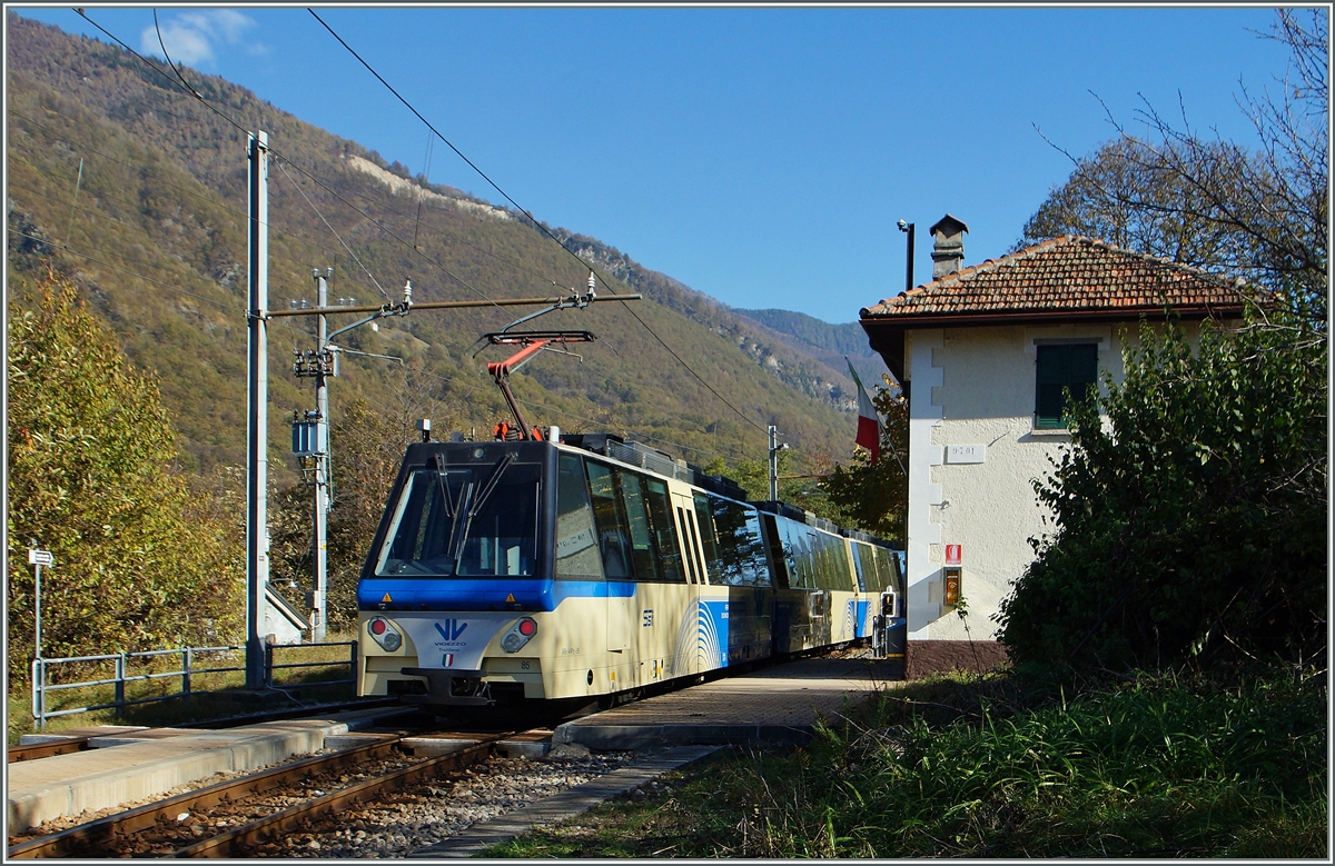 Der SSIF Treno Panoramico D 47 P auf seiner Fahrt von Domodossola nach Locarno bei der Durchfahrt in Verigo. 
31. Okt. 2014