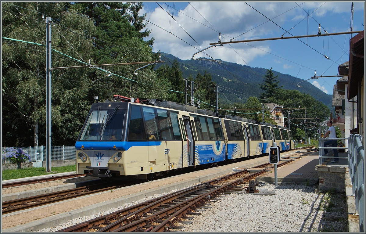 Der SSIF Treno Panoramico von Locarno nach Domodossola macht eine kurzen Halt in Santa Maria Maggiore.
5. August 2014