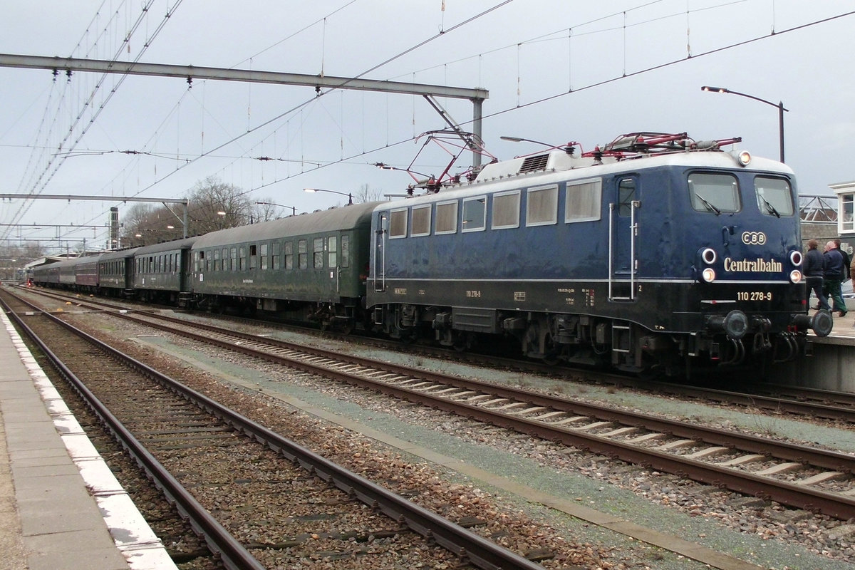 Der SSN Sonderzug 'Kerst-Expres' nach Bonn Hbf steht am 21 dezember 2019 mit CBB 110 278 in Venlo abfahrtbereit.