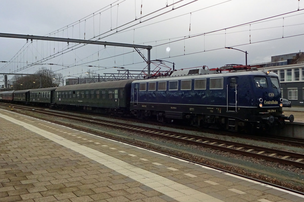 Der SSN Sonderzug 'Kerst-Expres' nach Bonn Hbf steht am 21 dezember 2019 mit CBB 110 278 in Venlo abfahrtbereit.