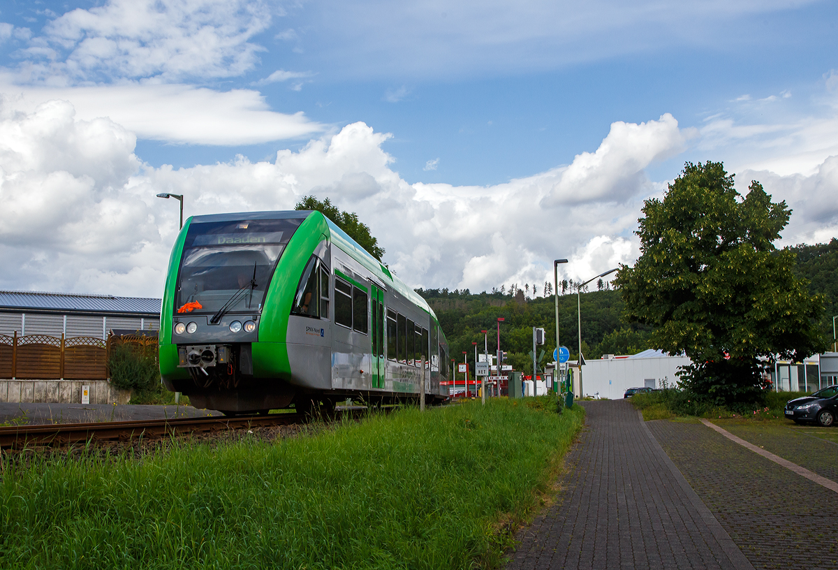 Der Stadler GTW 2/6 (95 80 0946 418-0 D-WEBA / 95 80 0646 418-3 D-WEBA / 95 80 0946 918-9 D-WEBA) der Westerwaldbahn (WEBA), ex VT 118 der Hellertalbahn, fährt am 09.08.2021, als RB 97  Daadetalbahn   (Betzdorf/Sieg – Daaden), vom Hp Alsdorf weiter in Richtung Daaden.