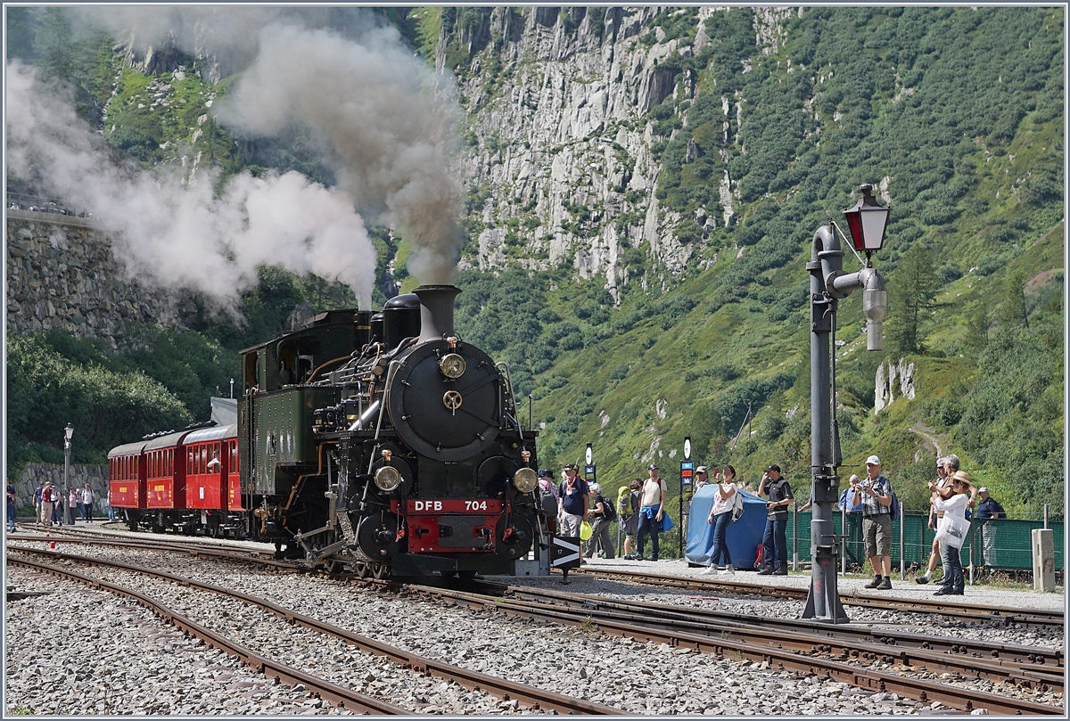 Der Stargast des heutigen Festtages: die HG 4/4 704 (ex 40-304 der Vietnamesischen Eisenbahn) ist mir ihrem Zug in Gletsch eingetroffen und rangiert nun für die Fahrt nach der Station Furka.

31. August 2019