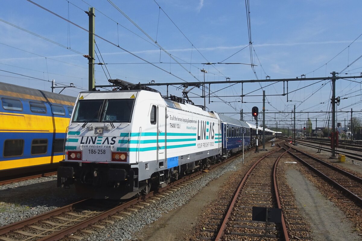 Der Starzug des Tages: 186 258 (Lineas Werbelok und fahrender dankeschn fr die Sorgpersonale whrend der COVID-19 Krise) treft am 14 April 2022 mit der VSOE (Amsterdam Centraal->Venezia San Lucia) in Roosendaal ein. Das Bild wurde vom bahnsteig mit etwas Zoom gemacht.