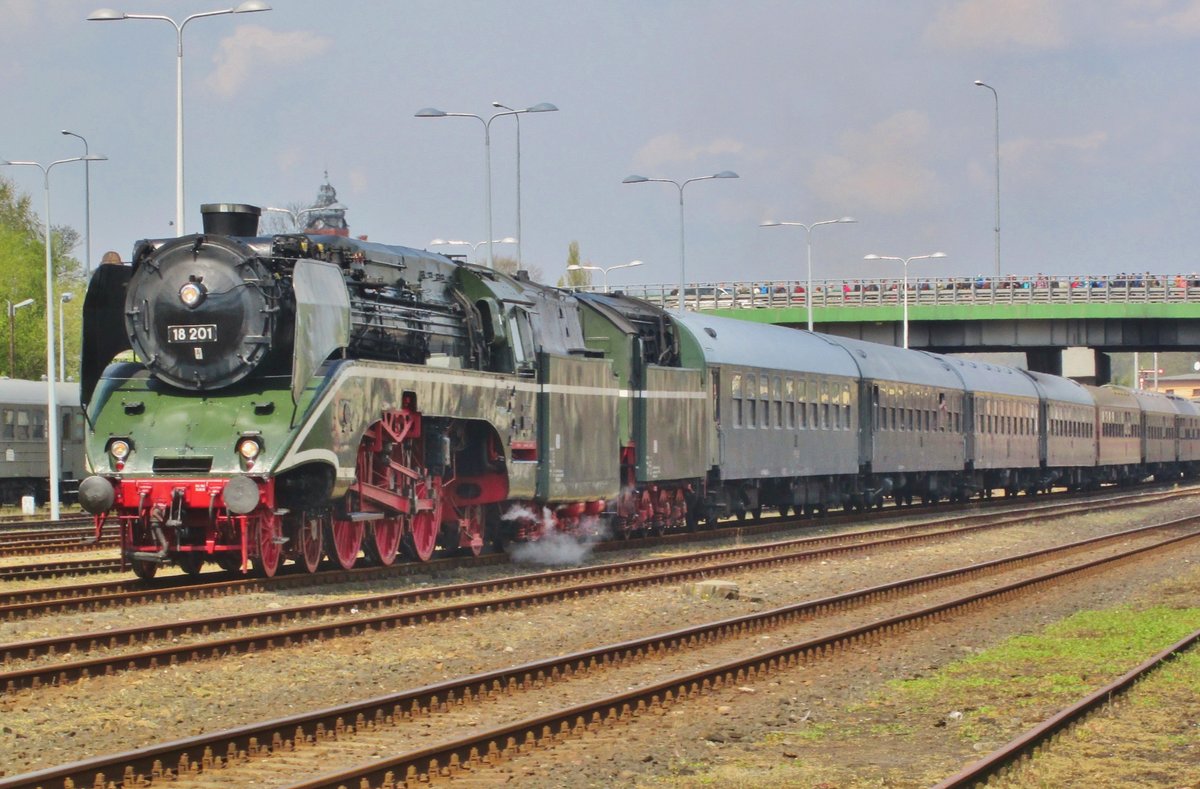 Der Starzug des Wolsztyn-Parades: 18 201 ist nach sechsstündiger Fahrt von Wittemberge und Cottbus in Wolsztyn angekommen am 30 April 2016 um 12;35.