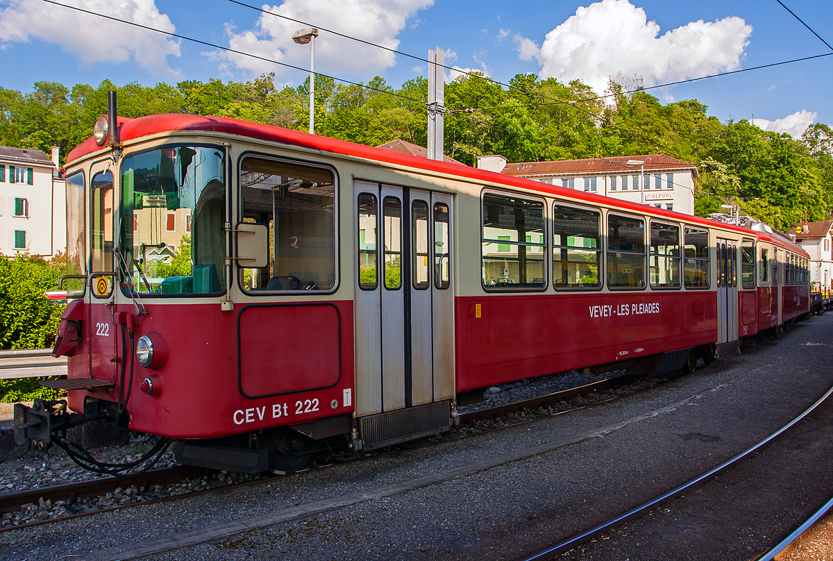 
Der Steuerwagen CEV BT 222 steht mit dem Gepäcktriebwagen CEV BDeh 2/4 Nr. 73 am 29.05.2012 im Bahnhof Vevey. Beide von der MVR (Transports Montreux–Vevey–Riviera), ex CEV (Chemins de fer électriques Veveysans). Sowohl den Trieb- und den Steuerwagen gibt es heute nicht mehr.

Die Steuerwagen hatten bergseitig einen geschlossenen Führerstand, dieser hat zudem Frontwandtür die dem Personal einen Wechsel in den Vorstellwagen erlaubte. Die Steuerwagen hatten nur ein 2. Klasse Abteil mit 64 Sitzplätzen und 36 Stehplätze.

Die Steuerwagen Bt 221 und Bt 222  wurden 1976 von SWP (Schindler Waggon Pratteln) gebaut, die elektrische Ausrüstung lieferte SAAS (Société Anonyme des Ateliers de Sécheron). Der Bt 222 wurde 2017 abgebrochen (verschrottet). Der Bt 223 wurde 1983 von ACMV/BBC/SIG, teilweise aus Teilen des ehemaligen CEV C4 211 (1949),  gebaut und 2009 an die TPC für die BVB (Bex-Villars-Bretaye-Bahn) verkauft und dort 2010 zum BVB B 66 umgebaut. Der Bt 224 wurde 1990 von ACMV/BBC/SIG gebaut, 1999 wurde er zusammen mit dem BDeh2/4 71 zum „Train des Etoiles“ (mit Niederflur-Einstiegen) umgebaut.

TECHNISCHE DATEN (Steuerwagen Bt 22x):
Gebaute Anzahl: 4 (Bt 221 bis Bt 224)
Baujahre: 1976, 1983 und 1990
Spurweite: 1.000 mm (Schmalspur)
Anzahl der Achsen: 4
Länge über Puffer: 16.600 mm
Drehzapfenabstand: 9.900 mm
Eigengewicht: 8,8 t

Die Triebwagen sind für den gemischten Einsatz auf Adhäsions- und Zahnradstrecken ausgerüstet. Es wurden 1970 eine Serie von 4 Stück  (Triebwagen 71 bis 74) von SWP (Schindler Waggon Pratteln) gebaut, die elektrische Ausrüstung lieferte SAAS (Société Anonyme des Ateliers de Sécheron) und die Motoren kamen von BBC. Im Jahr 1983 wurde ein fünfter (dieser Nr. 75) auch von SWP, SAAS, BBC gebaut. 

Der Triebwagen 71 wurde 1999 (als Beh2/4 71) zusammen mit dem Steuerwagen Bt 224 zum „Train des Etoiles“ umgebaut. Der Triebwagen 72 wurde 2002 zum Beh2/4 72 „Astro Pléiades“ umgebaut. Die Triebwagen 73 und 74 wurden 2017 abgebrochen (verschrottet) und der Triebwagen 75 folgte leider auch im Mai 2018. Und so sind sie auch leider verschwunden.

Die Triebwagen hatten beidseitig einen geschlossenen Führerstand, an den talseitig die Einstiegsplattform anschloss. An den bergseitigen Führerstand schloss das Gepäckabteil an, dann folgte die Einstiegsplattform. Der bergseitige Führerstand hat eine Stirnwandtüre, die dem Personal einen Wechsel in den Vorstellwagen erlaubte. Die Triebwagen hatten nur ein 2. Klasse Abteil mit 48 Sitzplätzen und 52 Stehplätze.

TECHNISCHE DATEN:
Baujahre: 1970 (71-74) und 1983 (75)
Spurweite: 1.000 mm (Schmalspur)
Achsfolge:	(1 Az) (1 Az)
Zahnstangensystem: Strub
Länge über Puffer: 17.600 mm
Gewicht : 32.8 t
Höchstgeschwindigkeit :50 km/h (Adhäsion) / 22 km/h (Zahnrad)
Fahrleitungsspannung: 850 V DC (Gleichstrom)
