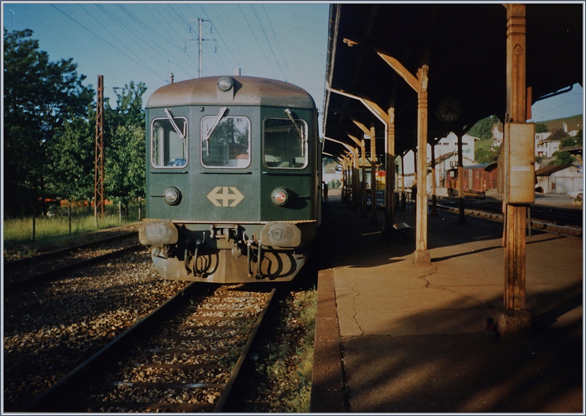 Der Steuerwagen des Regionalzuges Vevey - Puidoux-Chexbres in Puidoux-Chexbres.
Sommer 1993