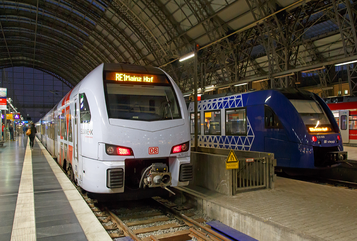 
Der SWEX FLIRT 429 122 (fnfteiligen Stadler FLIRT 3) steht am frhen Morgen des 05.10.2015 (6:56 Uhr) im Hauptbahnhof Frankfurt am Main, als RE 2  Mittelrhein-Main-Express  (RMV LINIE 80 - Umlauf RE 4252) nach Mainz Hbf (die Anzeige RE 1 kann nicht stimmen), am Gleis 19 bereit. 

Dahinter am Gleis 20 stehen zwei gekuppelte (dreiteilige Dieseltriebzge) der vlexx (Vier-Lnder-Express), als RE 3  Nahe-Express  (Frankfurt - Mainz - Saarbrcken).