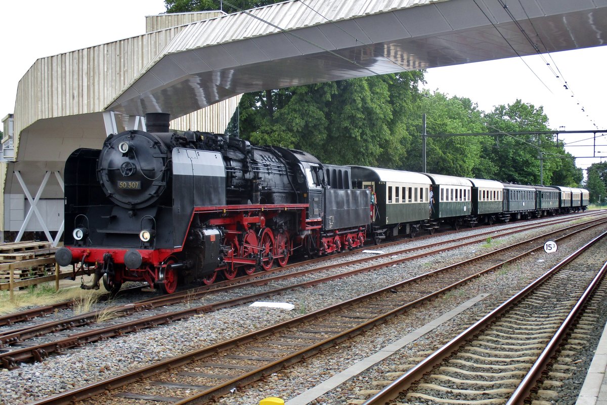 Der täglicher VSM-Dampfpendelzug mit 50 307 steht am 20 Juli 2017 in Dieren.