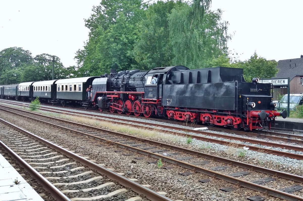 Der täglicher VSM-Dampfpendelzug mit 50 307 steht am 20 Juli 2017 in Dieren.