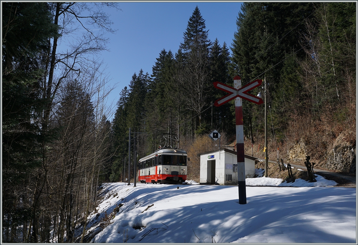Der tansN BDe 4/4 N° 3 erreicht Les Frêtes.
18. März 2016