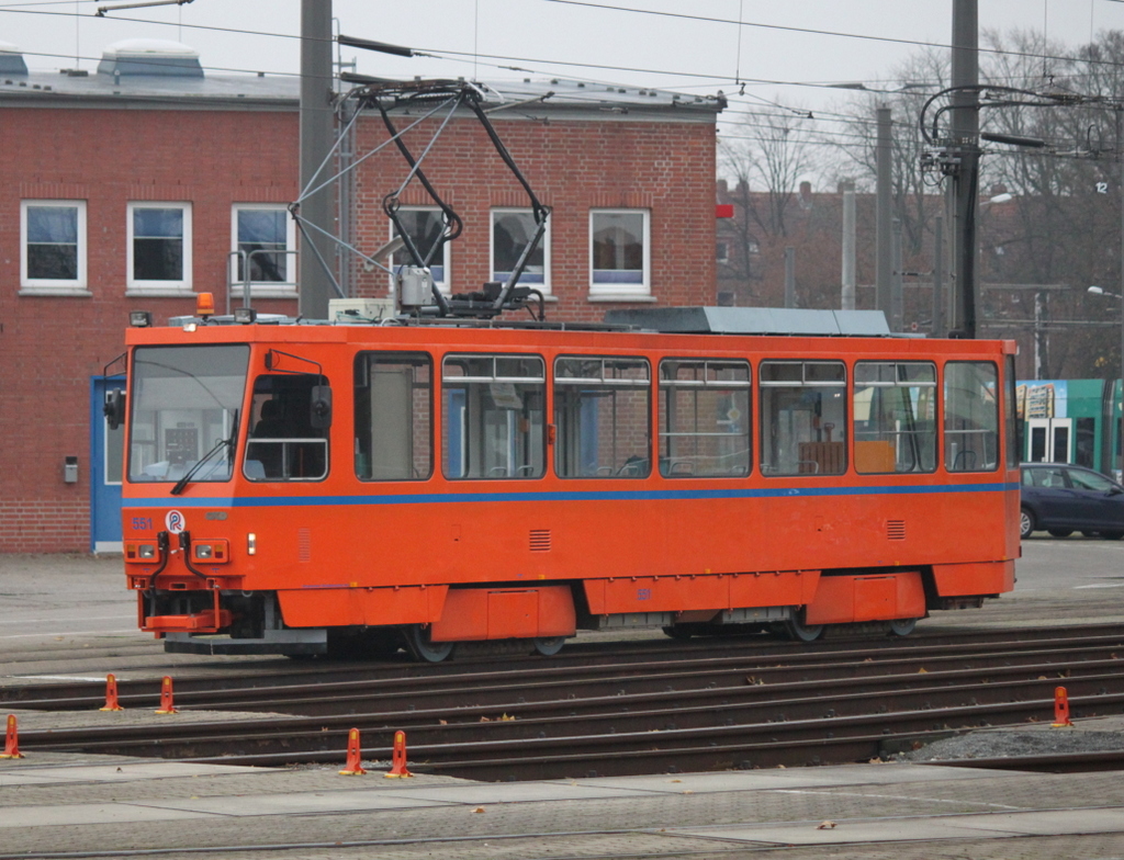 Der Tatra Wagen T6A2(551)aus dem Baujahr1990 von CKD Praha-Smichov stand am 23.11.2019 auf dem Betriebshof der Rostocker Straßenbahn AG