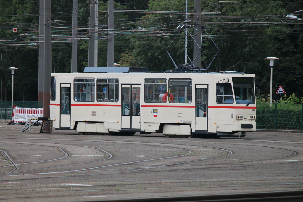 Der Tatra Wagen T6A2(704)aus dem Baujahr1990 von CKD Praha-Smichov stand am 21.08.2020 auf dem Betriebshof der Rostocker Straßenbahn AG