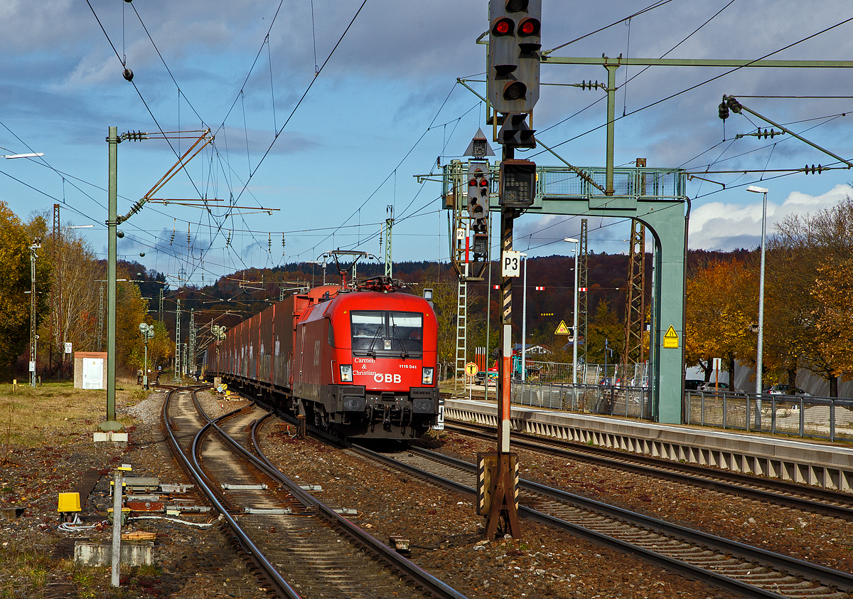 Der Taurus 2 ÖBB 1116 041 „Carmem & Christian“ (91 81 1116 041-5 A-ÖBB) kommt am 26.10.2021in Amstetten (Württ) mit einem langen Güterzug die Geislinger Steige hinauf. Sie bekommt auf der Steige Schubhilfe von einer DB Cargo 185er, leider nicht im Bild, ich hatte mich zudem zu früh herumgedreht. 