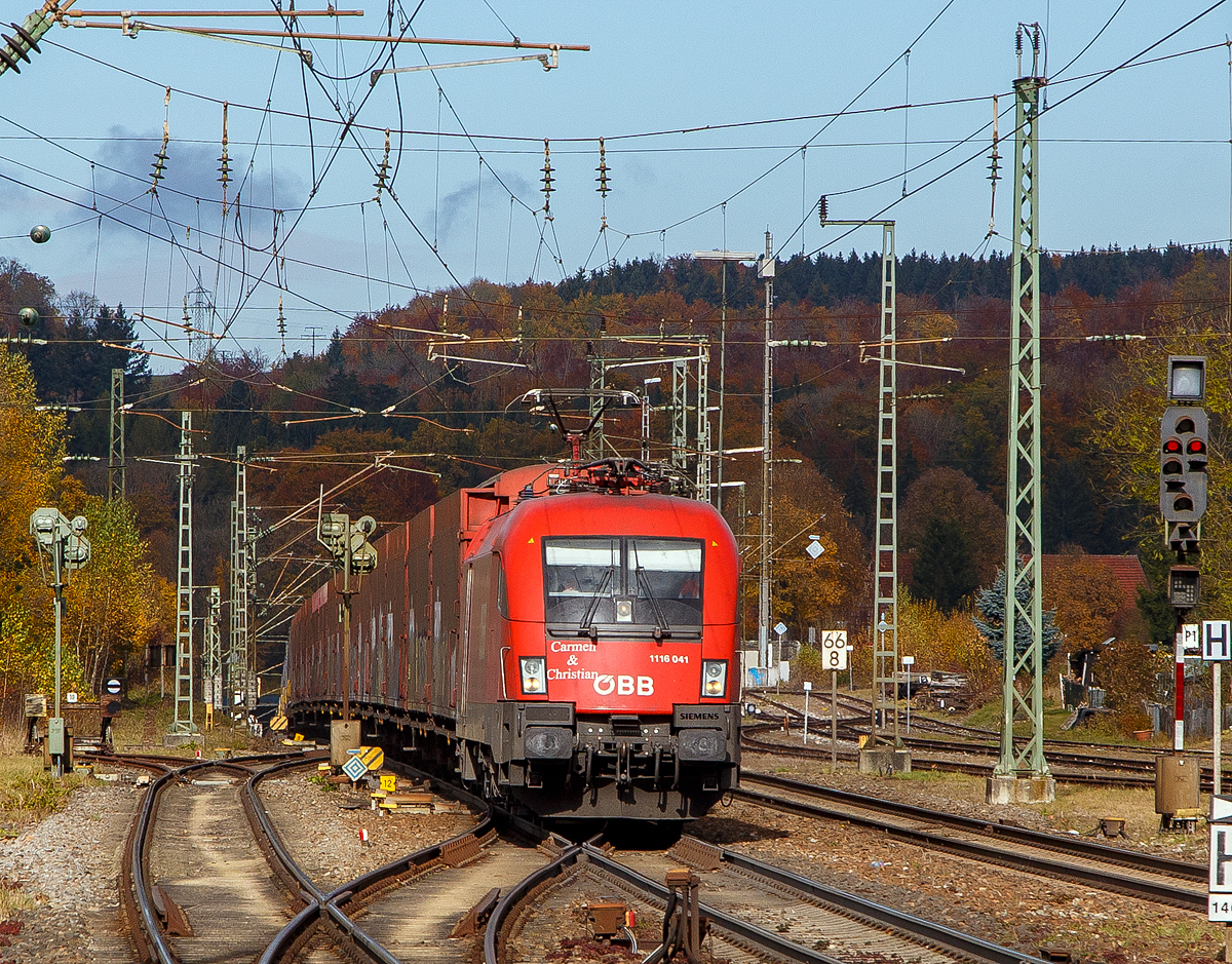 Der Taurus 2 ÖBB 1116 041 „Carmem & Christian“ (91 81 1116 041-5 A-ÖBB) kommt am 26.10.2021in Amstetten (Württ) mit einem langen Güterzug die Geislinger Steige hinauf. Sie bekommt auf der Steige Schubhilfe von einer DB Cargo 185er, leider nicht im Bild, ich hatte mich zudem zu früh herumgedreht. 