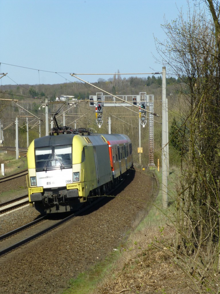 Der Taurus mit der Nummer 095 trägt immer noch Dispolok-Farben, hier schiebt er am 15.4.15 die RB nach Halle kurz vor Erfurt-Bischleben.