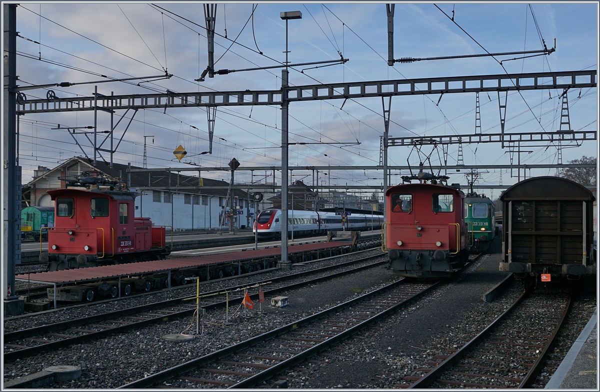 Der Te III verlässt ihren leeren Zug mit der Re 4/4 II um auf den Nebengleis den vollen, von der BAM kommende zu übernehmen.
22. Feb. 2017