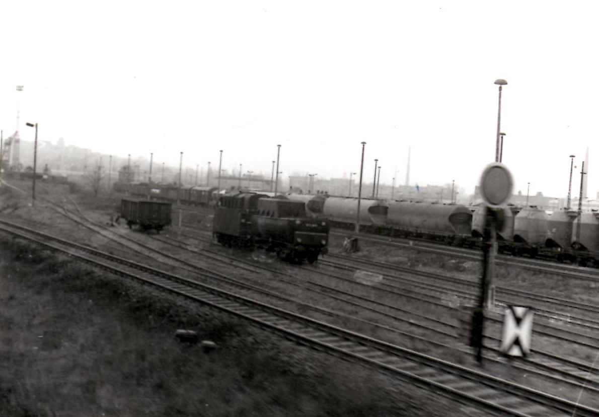 Der Tender von der 52 1538 und der 01 0534 am 18.03.1984 in Zeitz Gbf. (Foto: Steffen Hennig)