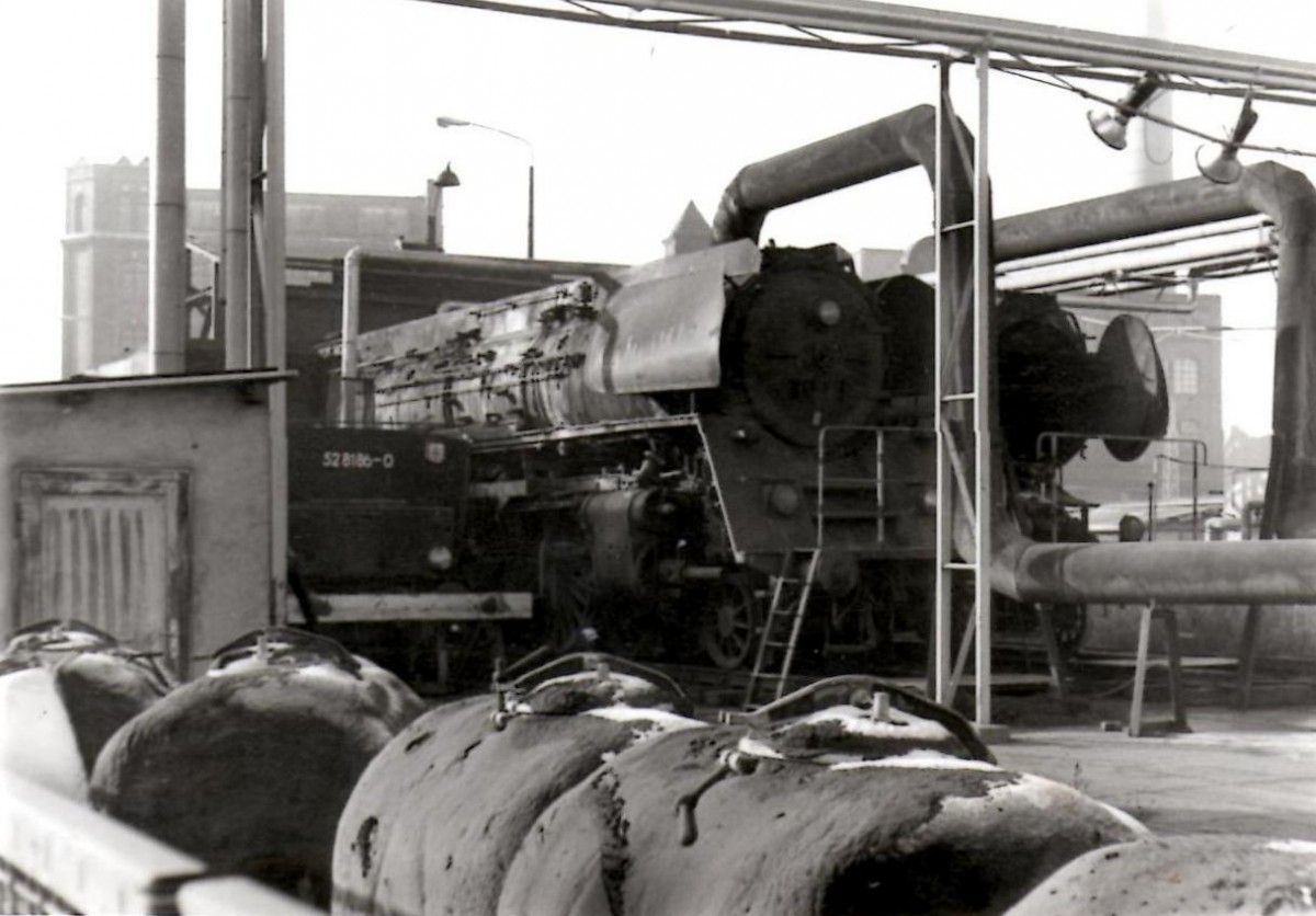 Der Tender der DR 52 8186, die 01 0534 und die 52 8186 am 04.12.1983 bei Zetti in Zeitz. (Foto: Steffen Hennig)