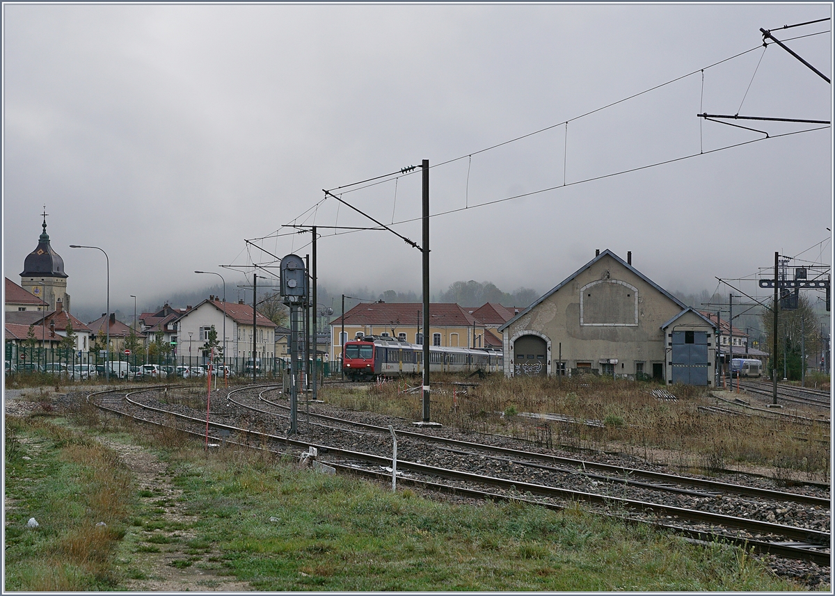 Der TER 18122 verlässt Pontarlier in Richtung Frasne.

29. Okt. 2019