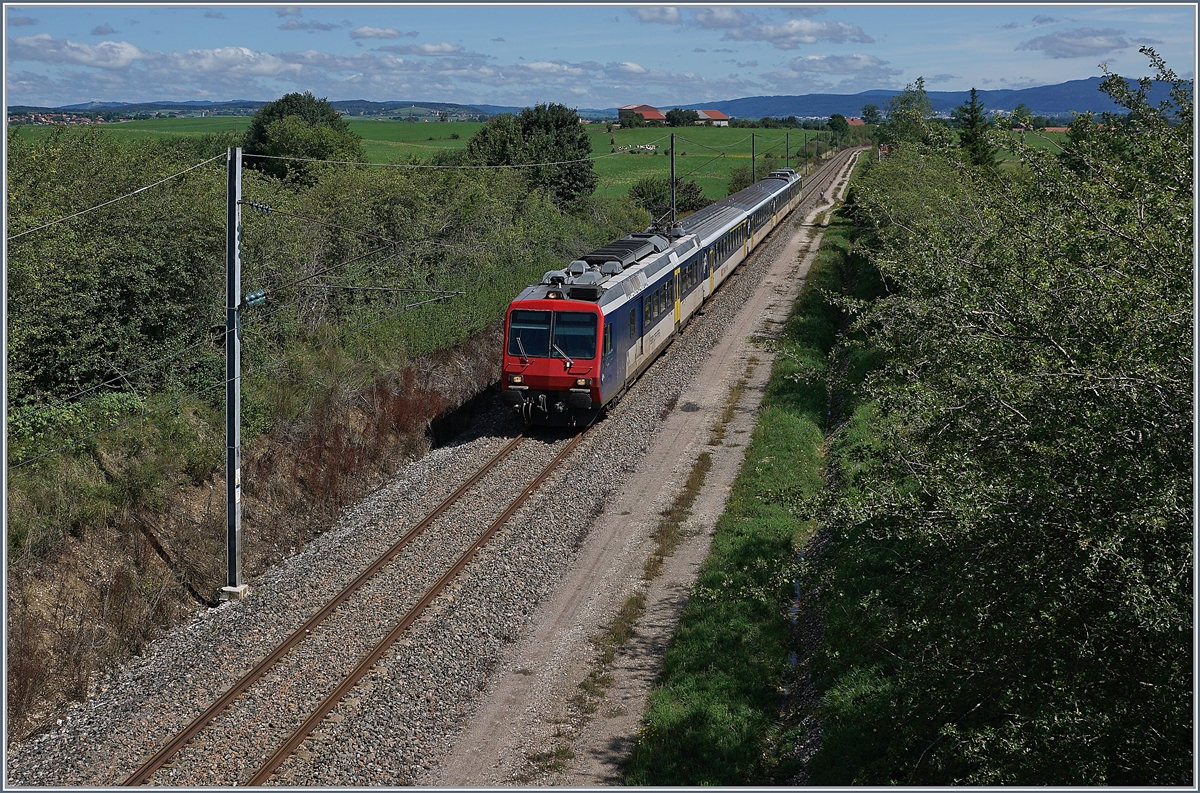 Der TER 18124 auf seiner Fahrt nach Frasne kurz nach La Rivière-Drugeon. 

21. Aug. 2019