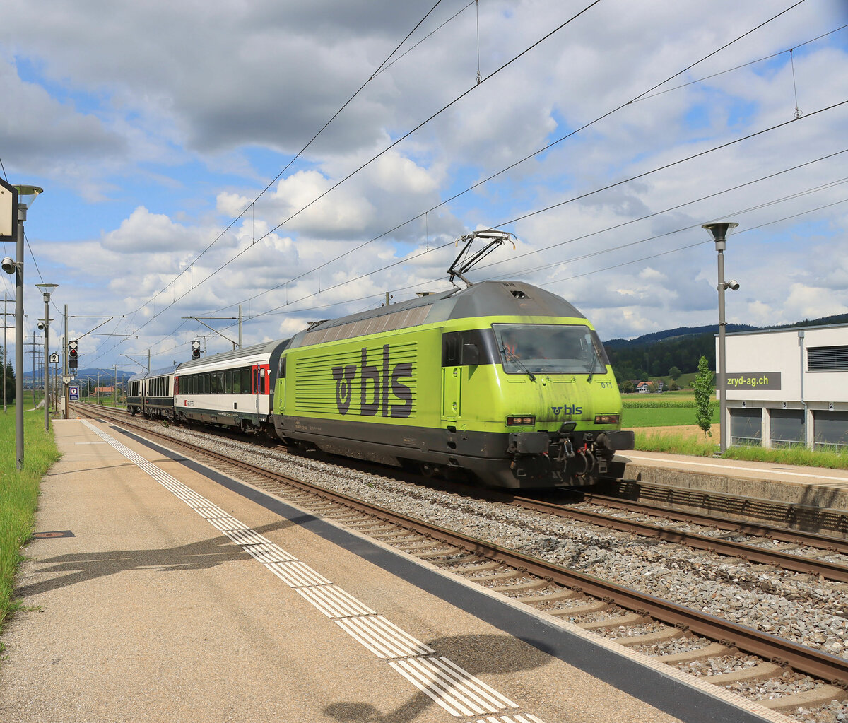 Der Testzug mit den umspurbaren MOB-Wagen: Der Zug besteht aus der BLS Lok 465 011, dem SBB EW IV 21-75 126, dem MOB Interface-Wagen Bsi 293 und dem MOB Steuerwagen ABst 382. Durchfahrt in Kiesen, 23.August 2021. Die eigentlich recht neu gestrichene BLS Re 465 011 sieht unglaublich schmutzig aus.  