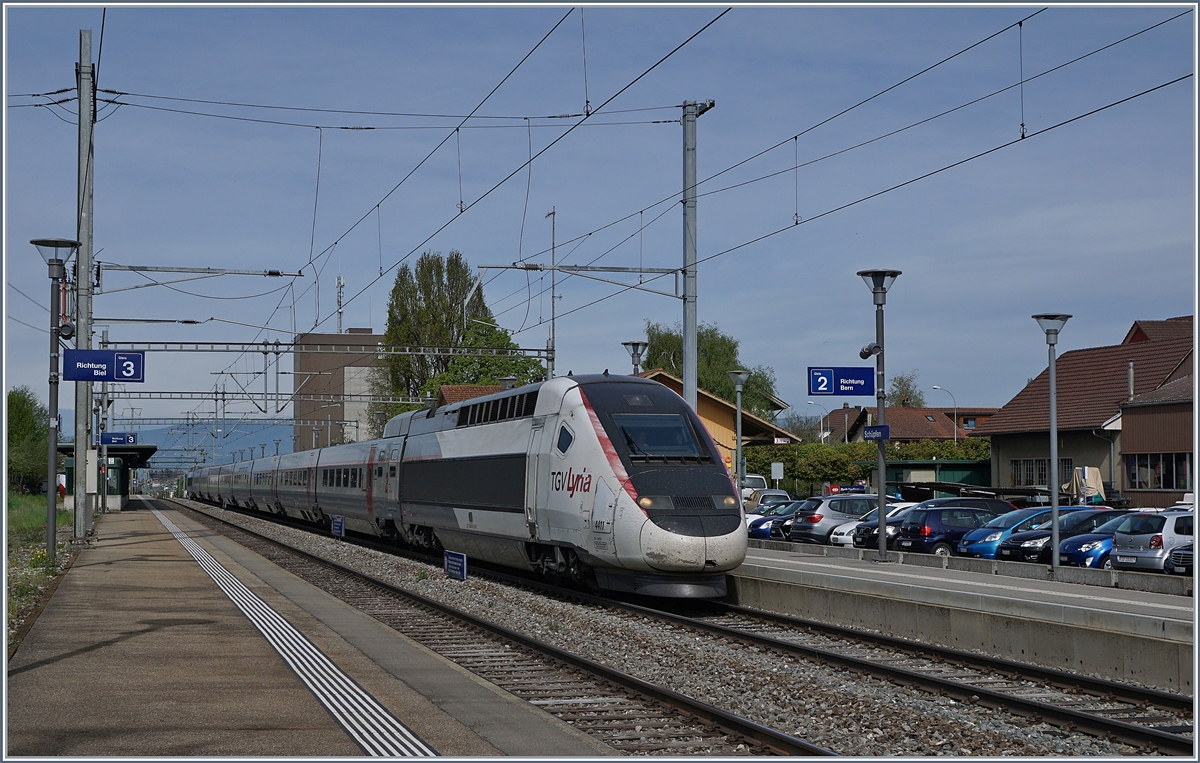 Der TGV 4419 fährt als Leeermaterialzug von Biel Rangierbahnhof nach Bern und konnte hier bei der Durchfahrt in Schüpfen fotografiert werden.

24. April 2019