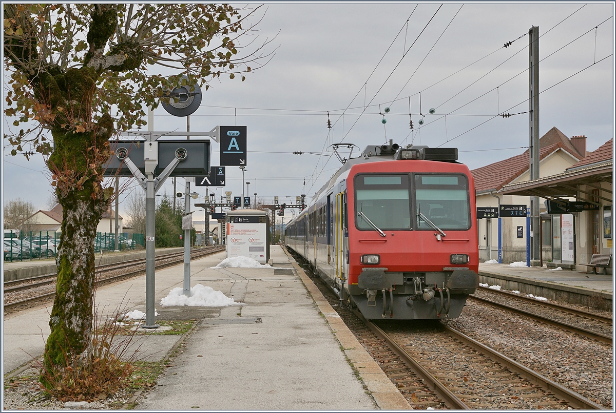 Der TGV Anschlusszug Frasne - Neuchâtel wartet auf den TGV von Paris. Ende Jahr lief dann die Zulassung in der Schweiz aus, und der RBDe 562 wurde durch einen Flirt ersetzt.

23. Nov. 2019