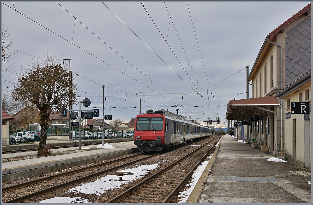 Der TGV Anschlusszug Frasne - Neuchâtel wartet auf den TGV von Paris. 

23. Nov. 2019