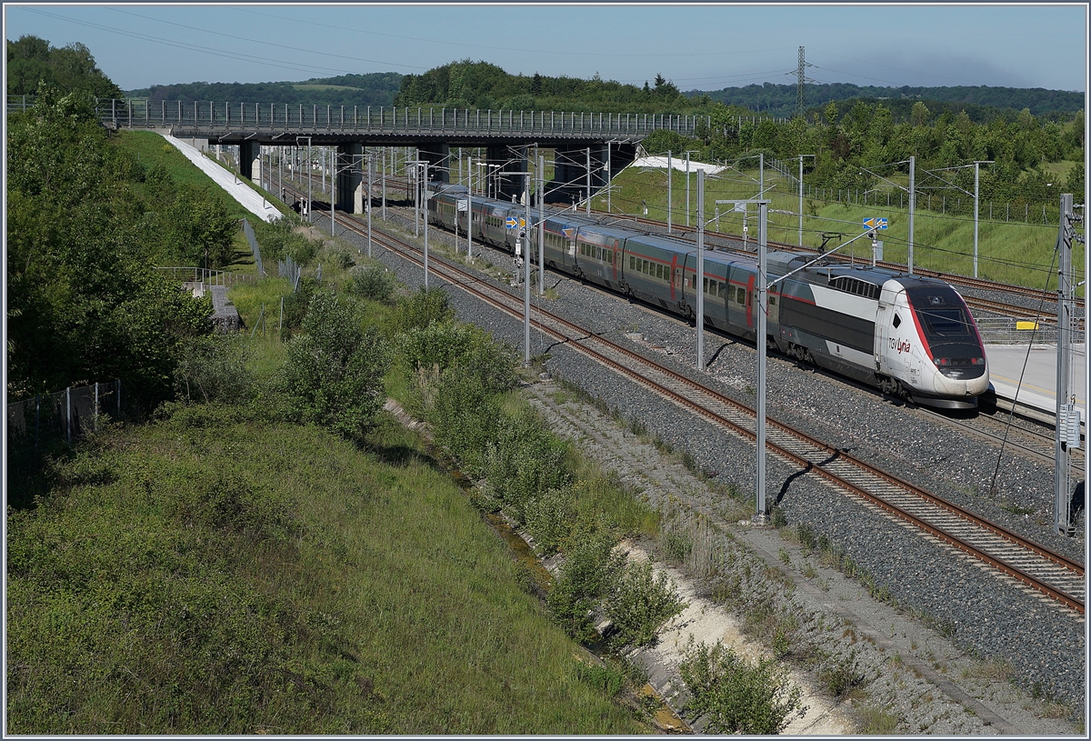 Der TGV Lyria 4410 verlässt Belfort-Montbéliard TGV in Richtung Paris. 

1. Juni 2019