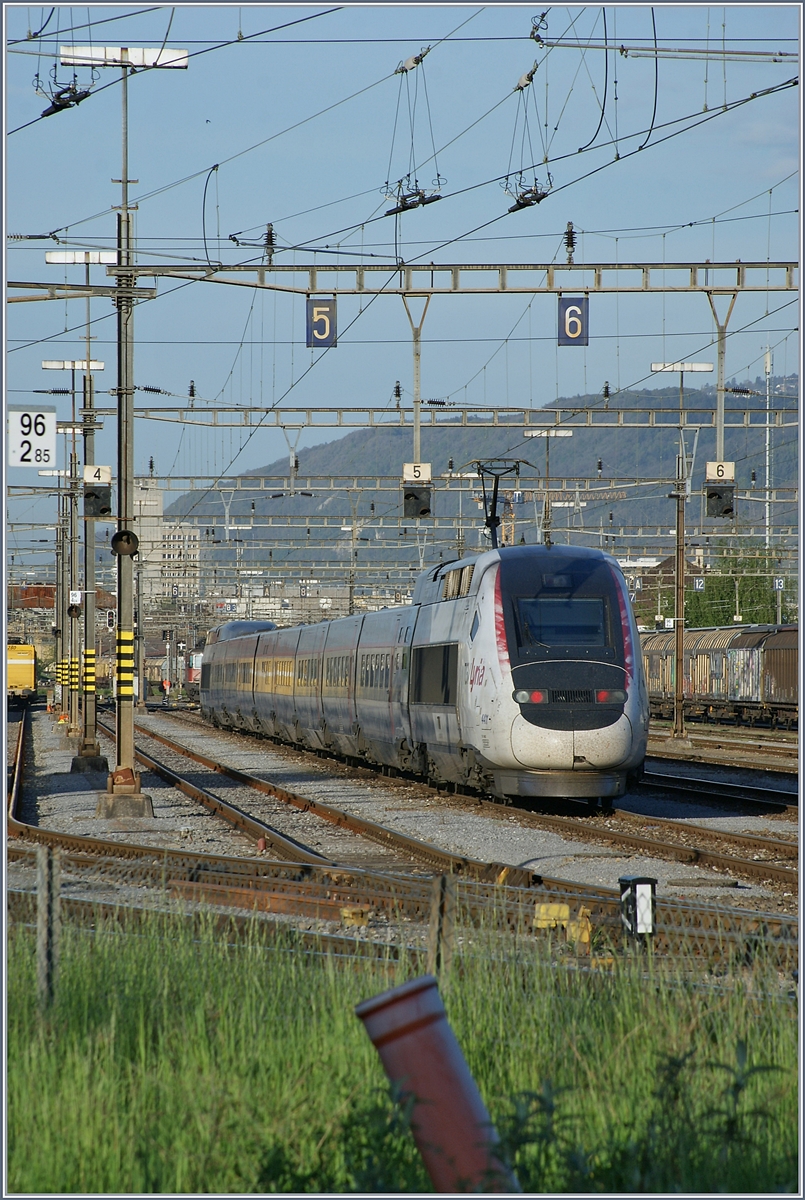 Der TGV Lyria 4411 im Rangierbahnhof Biel. Der TGV verbringt wohl aus fehlenden Möglichkeiten in Bern hier die Nacht.

24. April 2019