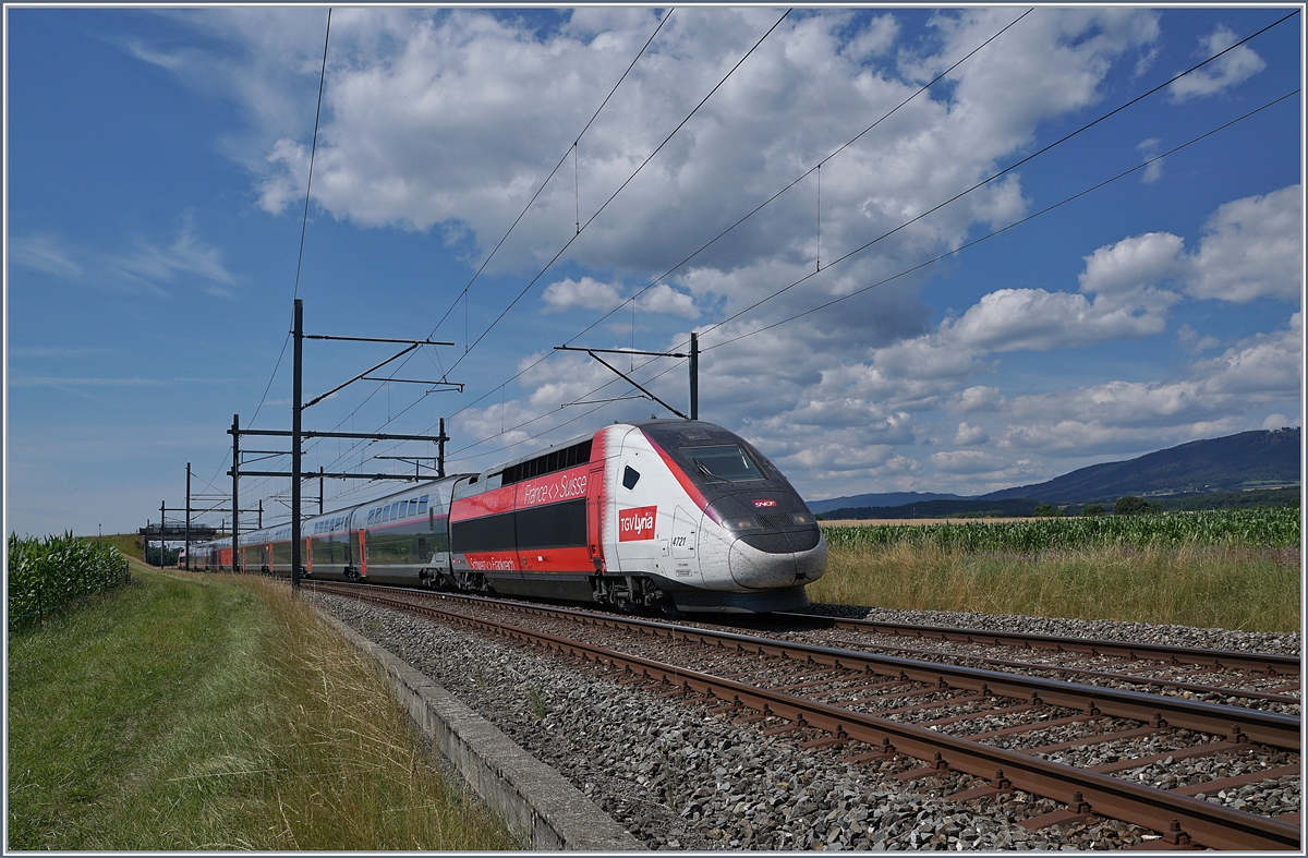 Der TGV Lyria 9261 von Paris Gare de Lyon nach Lausanne oberhalb von Arnex auf der Fahrt durch die hügligen Jurasüdfuss Landschaft. 

14. Juli 2020