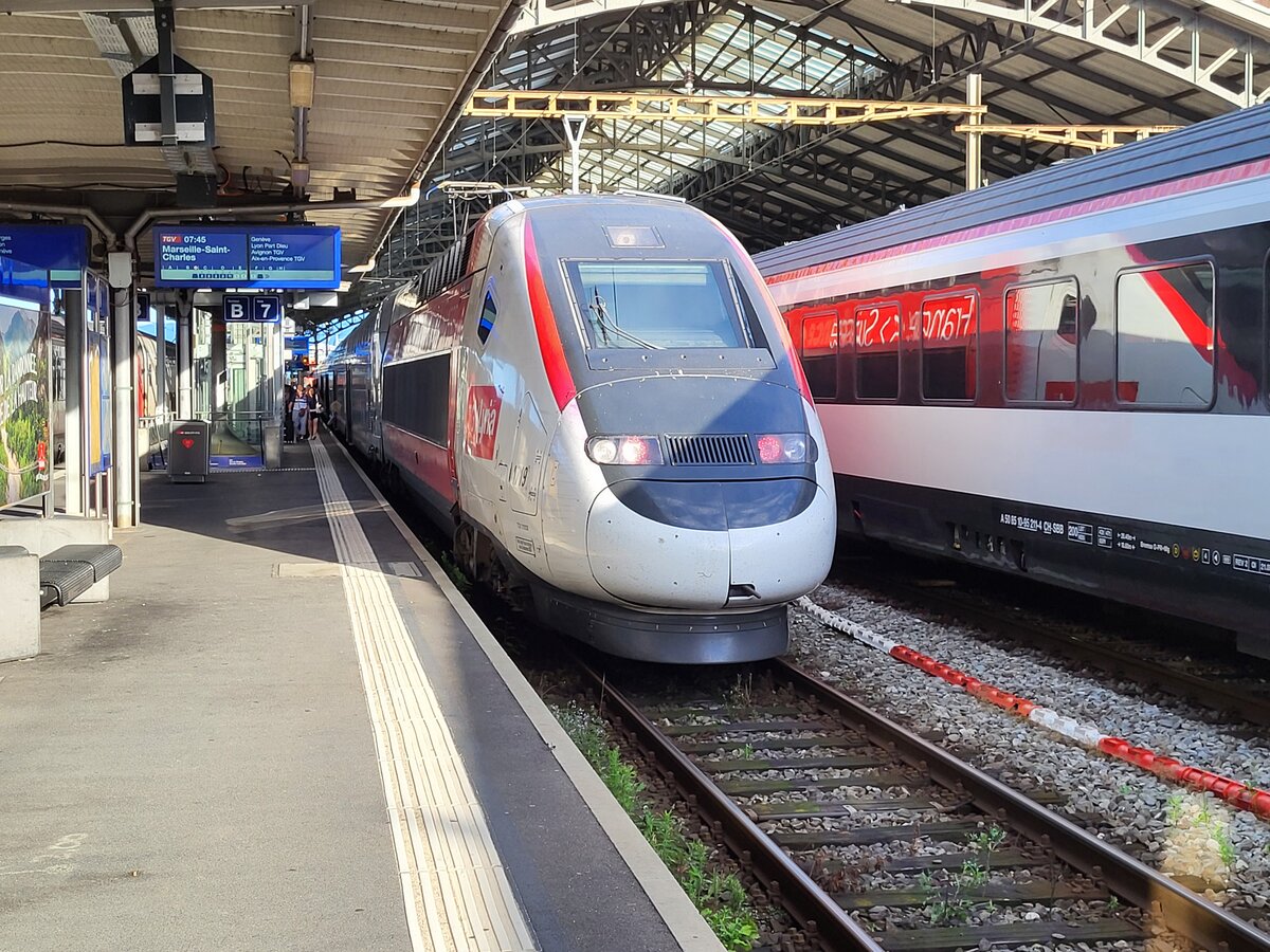 Der TGV Lyria Rame 4719 wartet in Lausanne auf die Abfahrt nach Marseille. Leider wird diese beliebte Verbindung nur im Juli und August angeboten.
13.Juli 2024