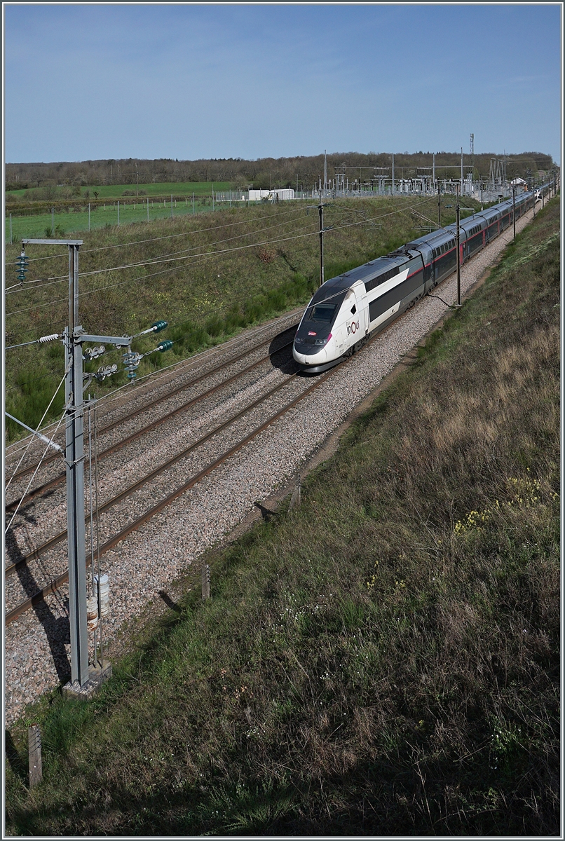 Der TGV Triebzug (Rame) 851 ist bei Saint Émiland als TGV 6609 von Paris Gare de Lyon nach Paris unterwegs. Auf diesem Streckenabschnitt verkehren die Züge mit bis zu 270 km/h pro Stunde. (Weiter südlich und nördlich mit bis zu 300 km/h). 6. April 2024