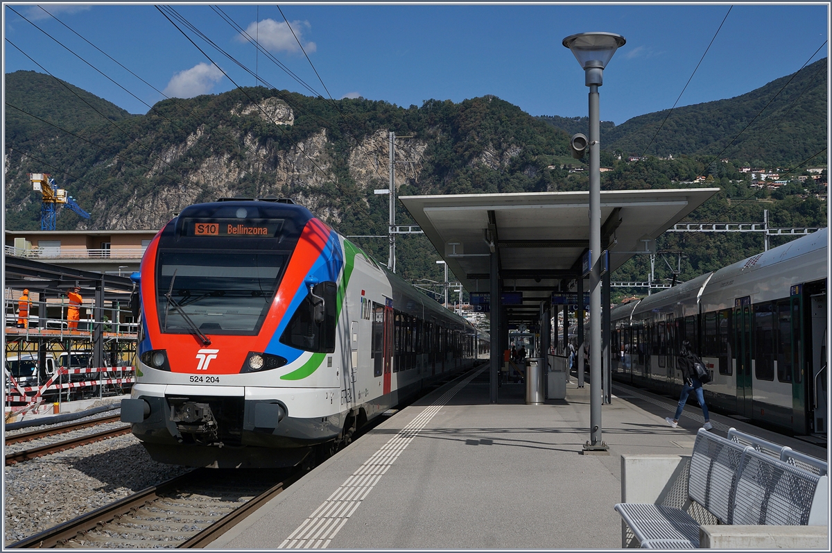 Der TILO RABe 524 204 in der damals noch ganz neune Farbgebung in Mendrisio. 

25. Sept. 2019