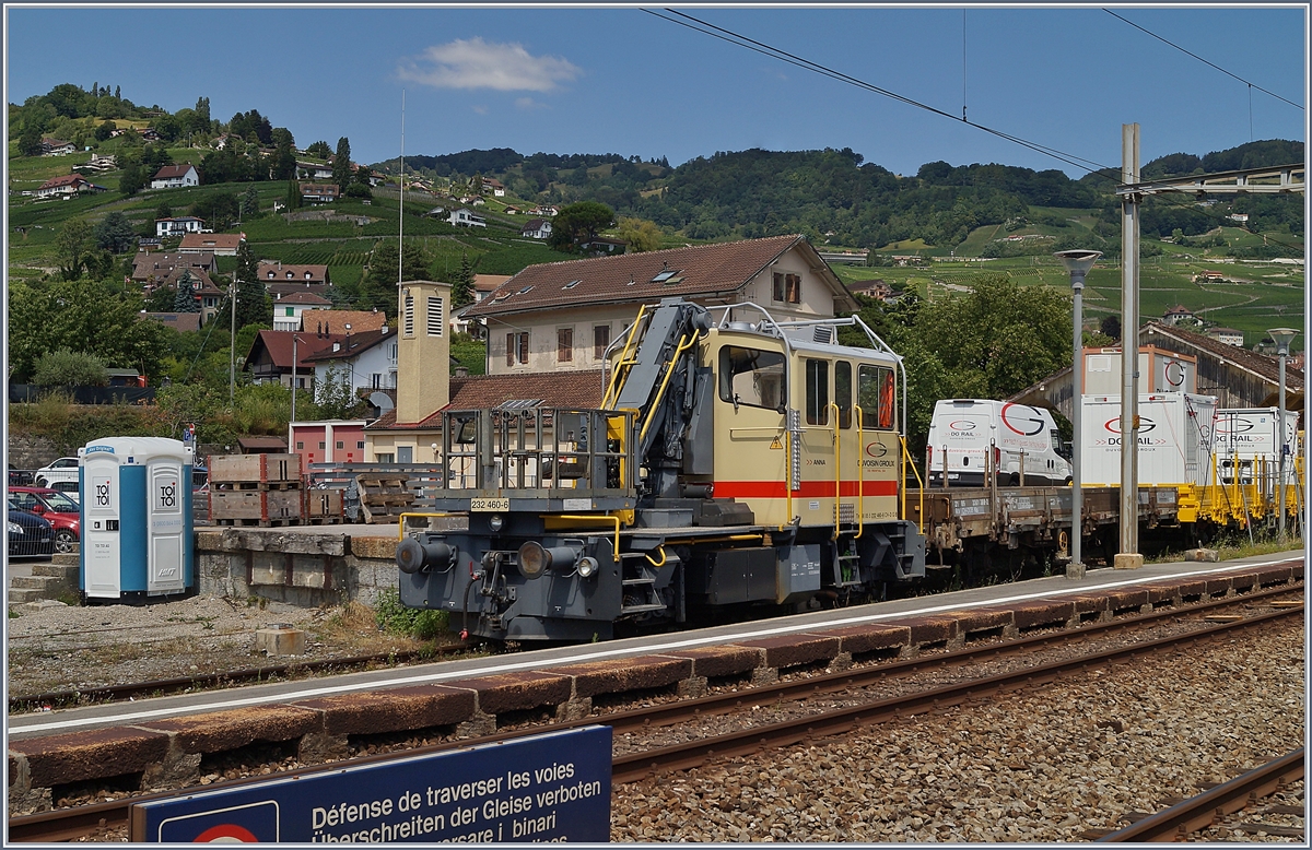 Der Tm 232 460  Anna  der DG Rental SA wartet in Cully auf neue Aufgaben. Zur Vervollständigung hier noch die UIC N°: Tm 98 85 5 232 460-6 CH- D G B .

30. Juli 2019
