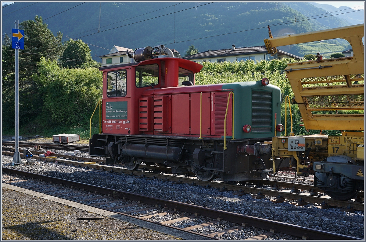 Der Tm 98 85 5232 175-0 CH-JÜST mit der ungewohnt grünen Front steht in Villeneuve. 

1. Juli 2019