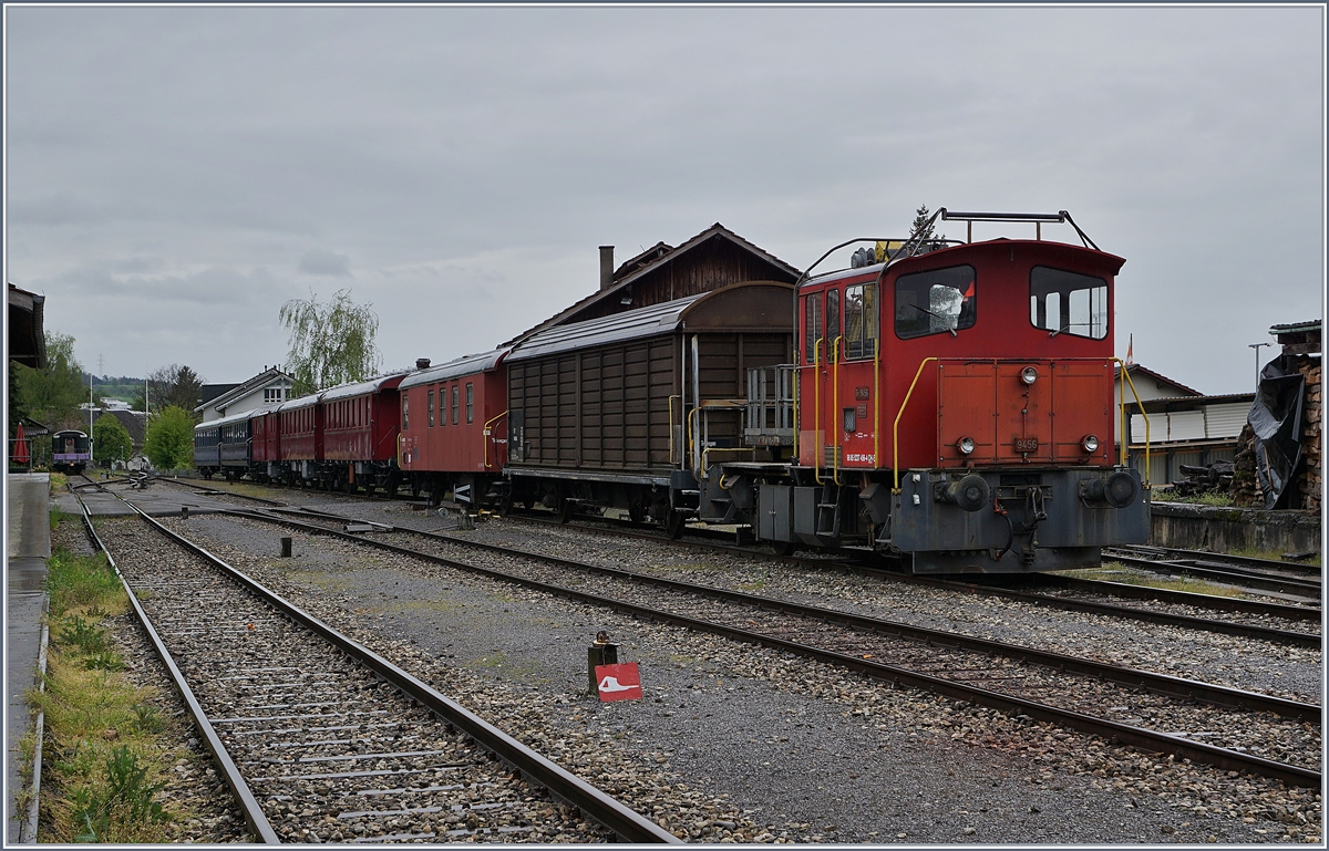 Der Tm III 9456 (98 85 5 237 456-4 CH-ST der nur noch im Güterverkehr tätigen Sursee-Triengen Bahn (ST) in Triengen.
7. Mai 2017