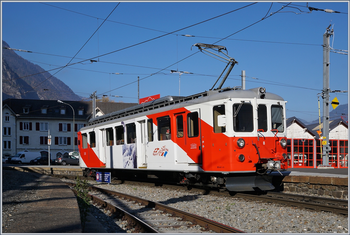 Der TMR / MC BDeh 4/4 N° 8 (TSI Nr: 90 85 838 0008-5) im Baustellenbedingten Pendel-Verkehr Vernayaz MC - Martigny - Vernayaz MC beim Aufenthalt in Vernayaz MC. Dieser Aufenthalt dauerte eine guten halbe Stunde, dann fuhr der Triebwagen die 4.8 Kilometer nach Martiny und kehrte nach einem kurzen Aufenthalt von dort wieder zurück.

Die drei ersten Triebwagen wurden als ABDeh 4/4 N° 4, N° 5 und N° 6 im Jahre 1957 ausgeliefert, die beiden ABDeh 4/4 N° 7 und N° 8 folgten 1964. Nach dem Wegfall der 1. Klasse bei der MC wurde sie 1980 in BDeh 4/4 umbezeichnet. 

18. Nov. 2018 