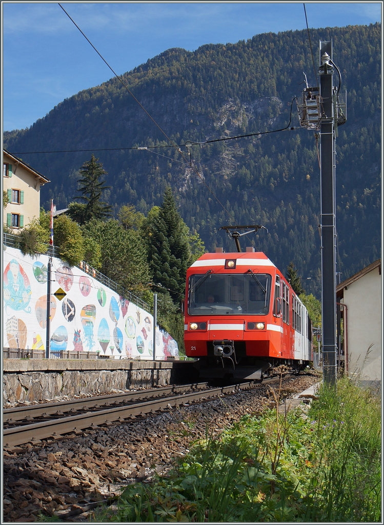 Der TMR (M-C) BDeh 4/8 21 (SNCF Z800 UIC N 90 85 838 0821-1 CH-TMRSA) erreicht Finhaut. 
03. Oktober 2014